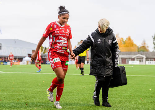 Piteås Madelen Janogy får hjälp att ta sig av planen