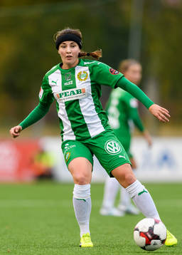 Hammarbys Helén Eke med bollen