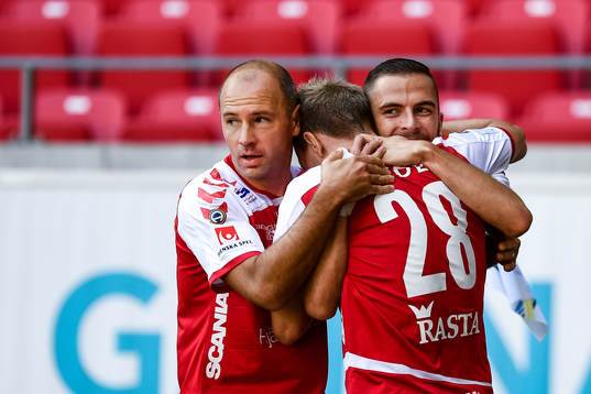 Kalmars spelare jublar med Jonathan Ring