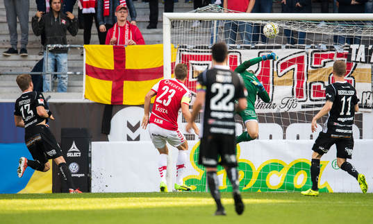 Östersunds Ludvig Fritzon gör 0-1 bakom Kalmars målvakt