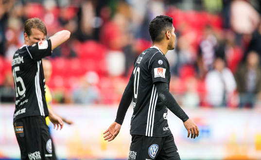 Östersunds Tim Björkström och Hosam Aiesh deppar