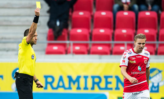 Matchens domare Kaspar Sjöberg varnar Kalmars Jonathan Ring