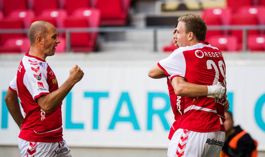 Kalmars Jonathan Ring jublar med Stefan Larsson och Filip