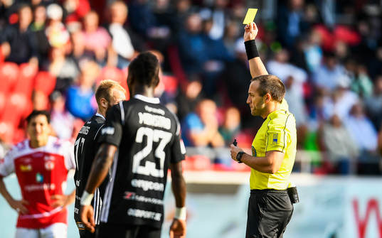 Matchens domare Kaspar Sjöberg varnar Östersunds Curtis