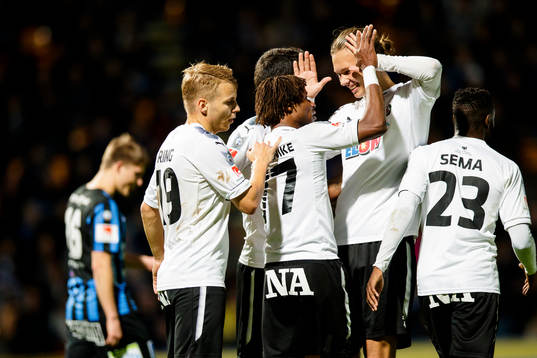 Örebros Kennedy Igboananike gör 0-1 och jublar med
