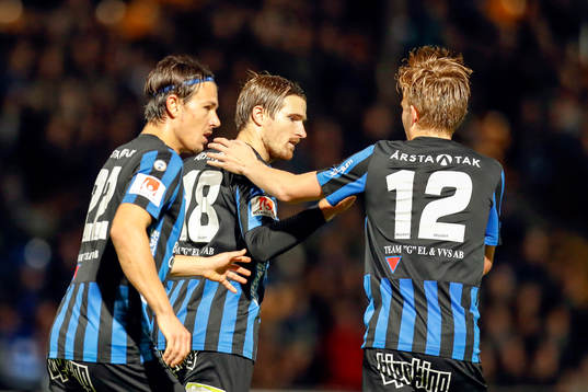 Sirius Jesper Arvidsson jublar med lagkamrater