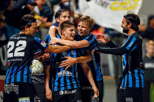 Sirius Johan Andersson jublar med lagkamrater