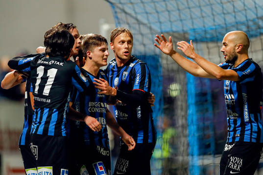 Sirius Johan Andersson jublar med lagkamrater