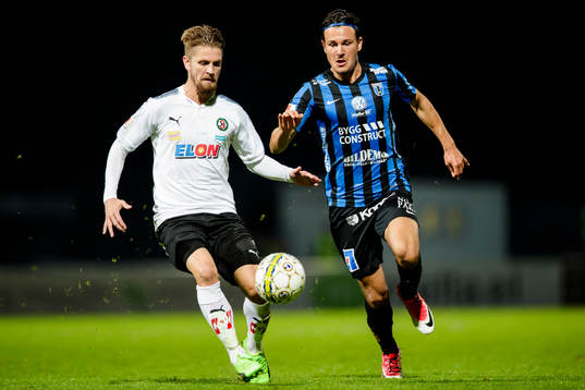 Örebros Martin Lorentzson i kamp om bollen med Sirius