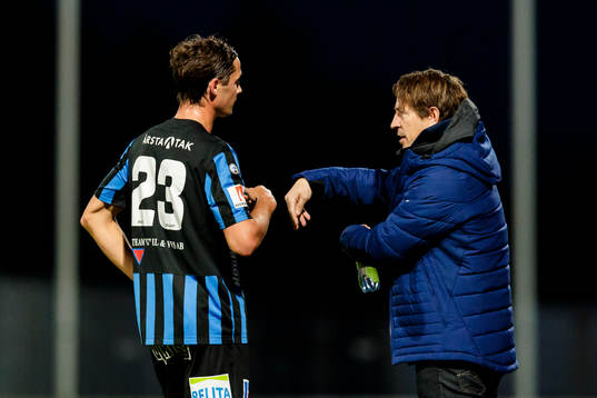Sirius tränare Thomas Lagerlöf ger instruktioner till