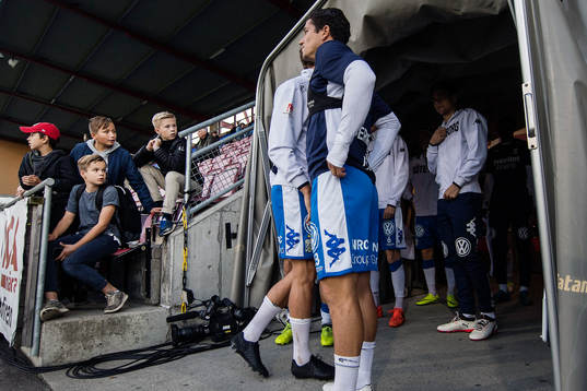 Några unga på läktaren följer IFK Göteborgs spelare