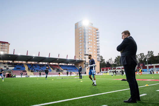 IFK Göteborgs tränare Alf Westerberg följer en träning