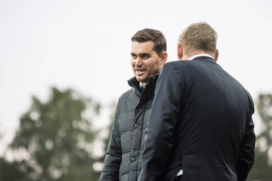 AFC Eskilstunas tränare Michael Jolley hälsar på IFK