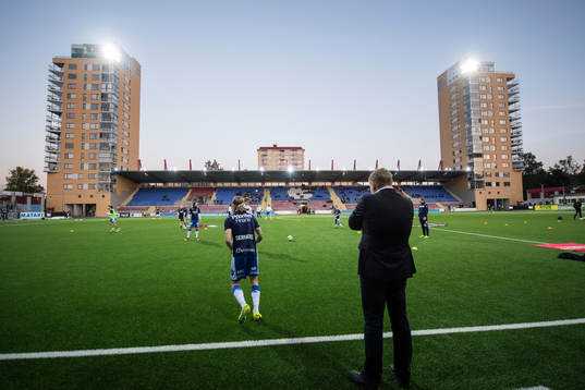 IFK Göteborgs tränare Alf Westerberg följer en träning