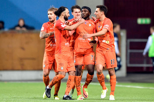 AFC Eskilstunas Chidi Omeje jublar med lagkamrater