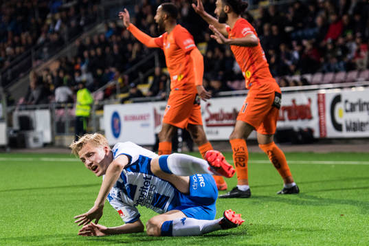 IFK Göteborgs Billy Nordström faller