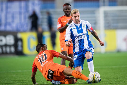 AFC Eskilstunas Omar Eddahri stoppar IFK Göteborgs