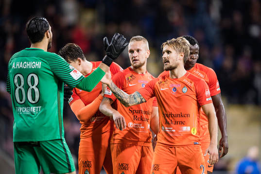 AFC Eskilstunas spelare jublar