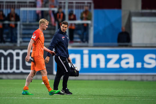 AFC Eskilstunas Ludvig Öhman lämnar planen skadad