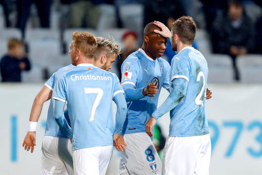 Malmö FFs Carlos Strandberg klappas om