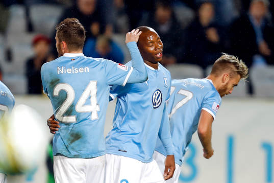 Malmö FFs Carlos Strandberg klappas om