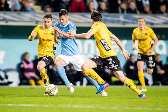 Malmö FFs Markus Rosenberg tar sig igenom Elfsborgs