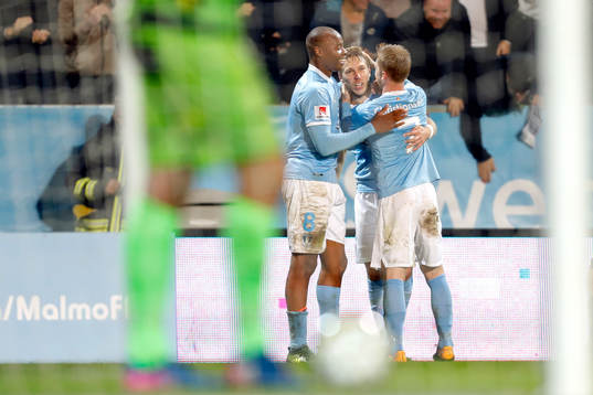 Malmö FFs Anton Tinnerholm jublar med lagkamrater