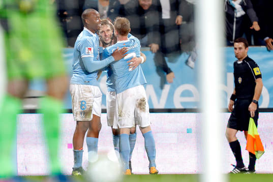 Malmö FFs Anton Tinnerholm jublar med lagkamrater