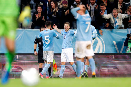 Malmö FFs Anton Tinnerholm jublar med lagkamrater