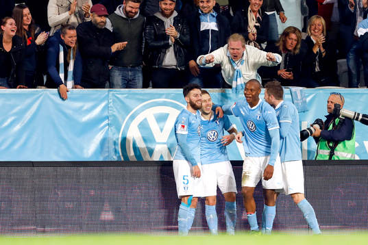 Malmö FFs Anton Tinnerholm jublar med lagkamrater