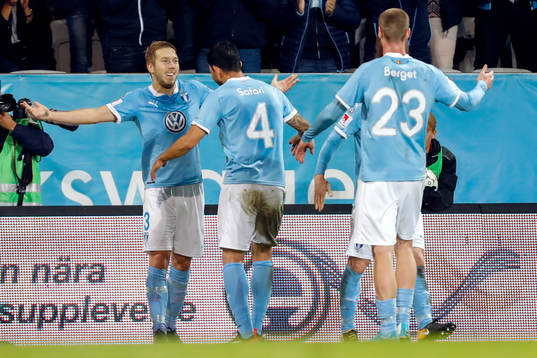 Malmö FFs Anton Tinnerholm jublar med lagkamrater