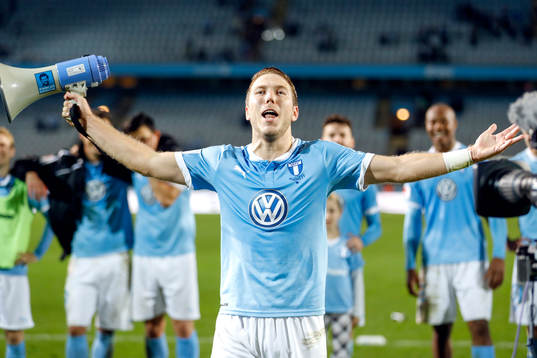 Malmö FFs Anton Tinnerholm jublar med lagkamrater