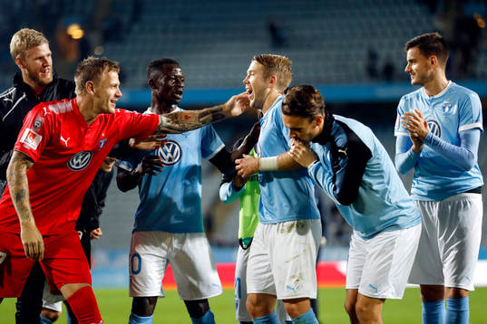 Malmö FFs Anton Tinnerholm jublar med lagkamrater