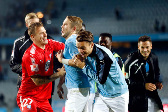 Malmö FFs Anton Tinnerholm jublar med lagkamrater