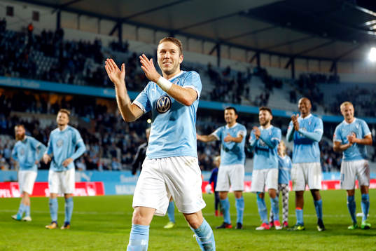 Malmö FFs Anton Tinnerholm jublar med lagkamrater