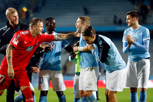 Malmö FFs Anton Tinnerholm jublar med lagkamrater