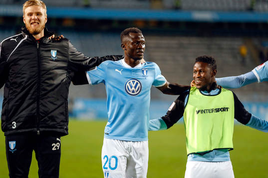 Malmö FFs Bonke Innocent jublar med lagkamrater