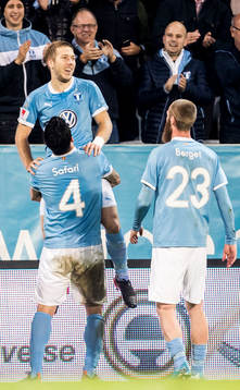 Malmö FFs Anton Tinnerholm jublar med Behrang Safari och