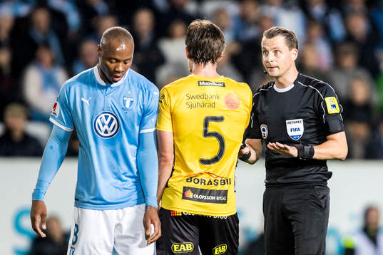 Domare Andreas Ekberg i diskussion med Elfsborgs Jörgen