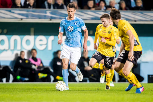 Malmö FFs Markus Rosenberg driver med bollen mot Elfsborgs