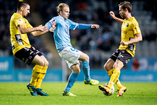 Elfsborgs Ibrahim Dresevic försöker stoppa Malmö FFs