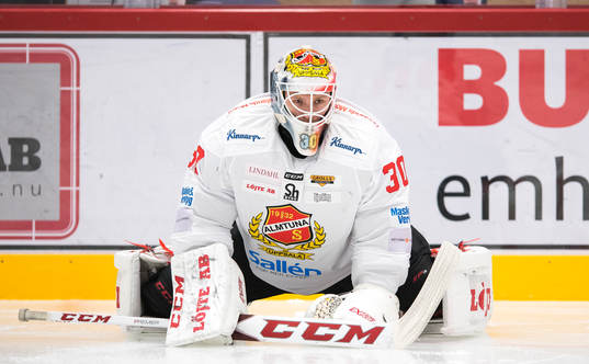 Almtunas målvakt Arvid Ljung värmer upp