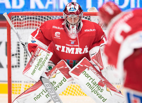 Timrås målvakt Victor Brattström värmer upp
