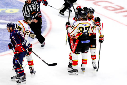 Luleås Einar Emanuelsson jublar med lagkamrater