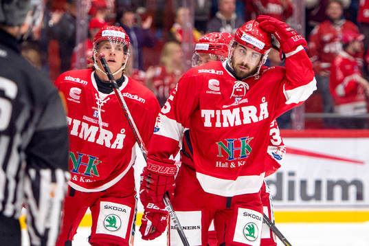 Timrås  Johan Johnsson jublar med lagkamrater