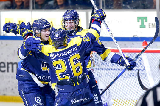 s Max Wärn, Erik Brännström och Filip Sveningsson jublar