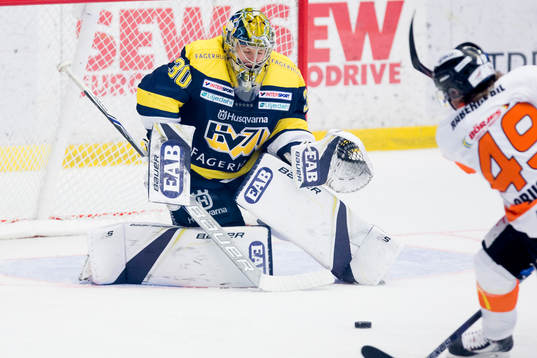 s målvakt Linus Söderström stoppar Karlskronas Filip