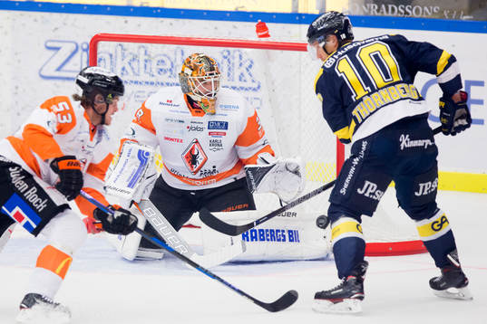 Karlskronas Bobbo Petersson och målvakt Johannes Jönsson