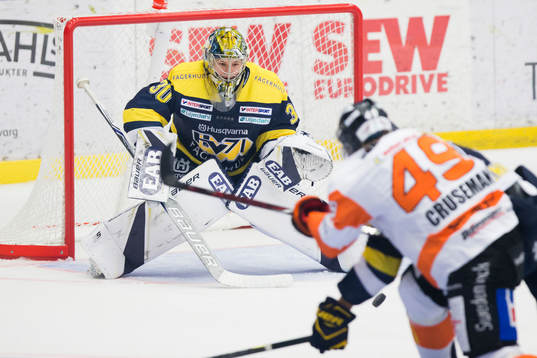 s målvakt Linus Söderström räddar skott från