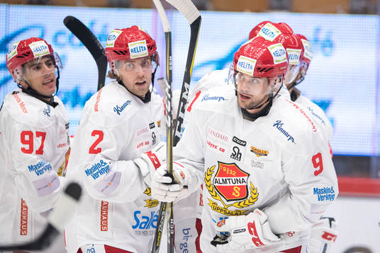 Almtuna Luke Pither jublar